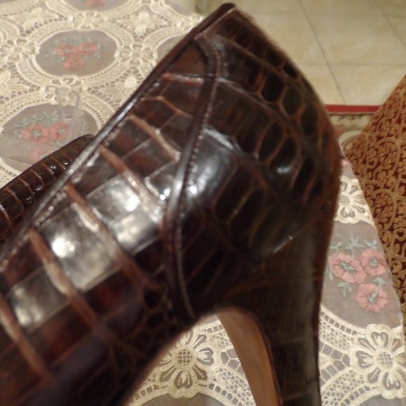 Chanel Brown Crocodile Leather Classic Heeled Pumps Size 7 1/2M - Picture 10 of 16